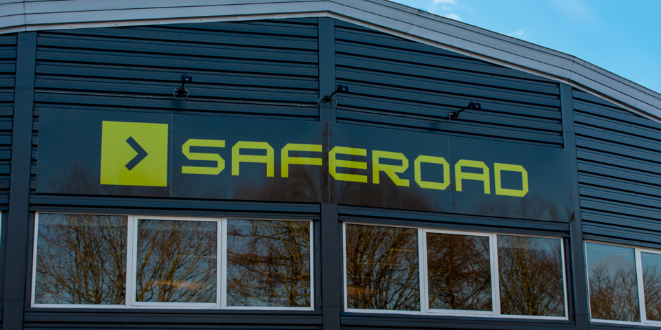 Saferoad Traffics nye logo på hovedkontoret på Hvidkærvej 33 i Odense